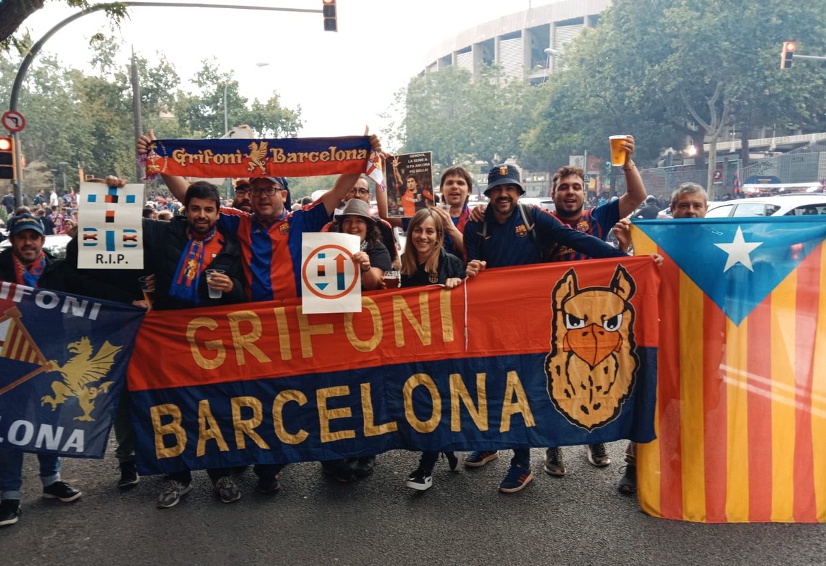 Grifoni_BCN's tweet photo. Barcelona è genoana! ❤️💙
Celebrem l'ascens a la Serie A. 
#OnlyOneYear
#ForzaGenoa
#SiamoInSerieA
#Barcelona
#GrifoniBarcelona
#ForzaGrifone https://t.co/EeALVfPqi7