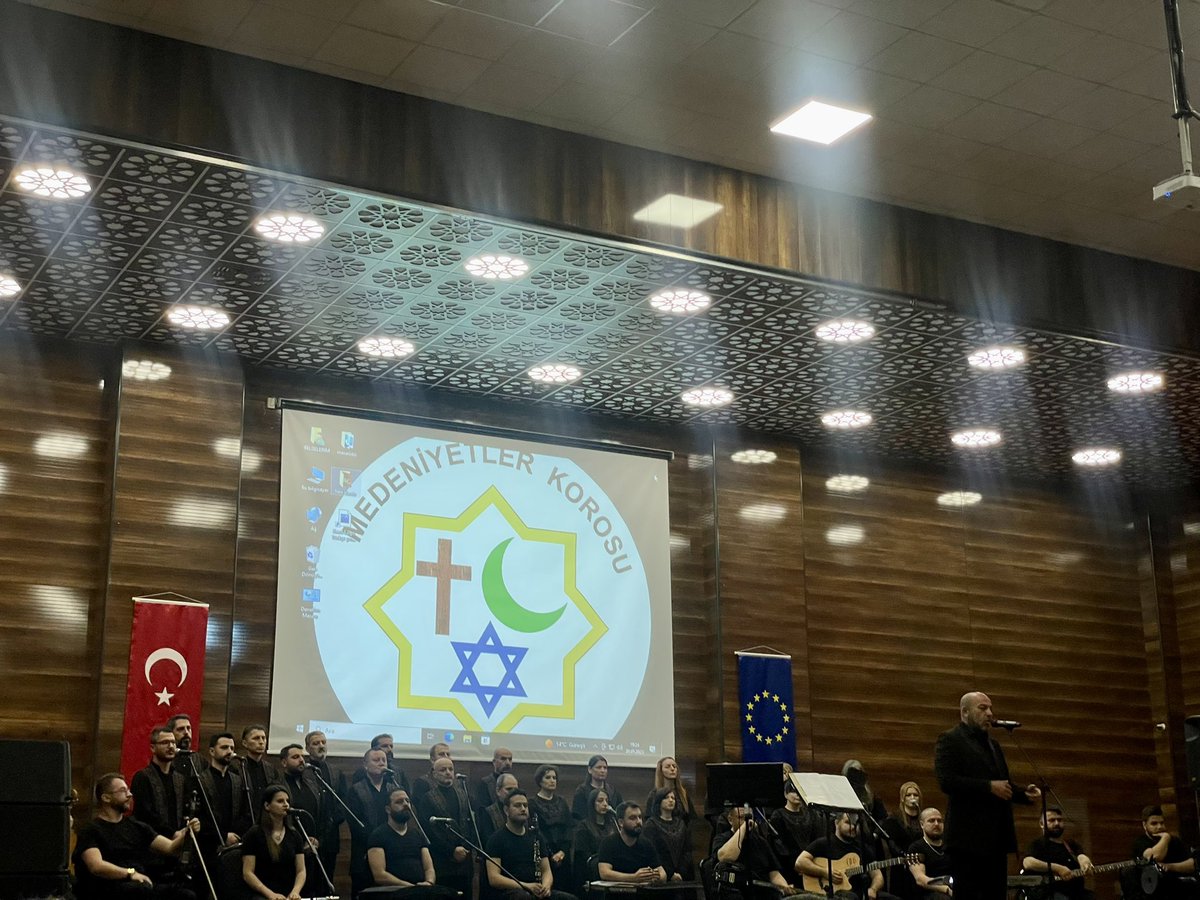 manolyarst's tweet photo. Hatay Medeniyetler Korosu Avrupa Günü Dayanışma Konseri. 

Din, dil, ırk ve mezhep ayrımı olmaksızın bir araya gelen muhteşem bir ekip. Sesiniz olmaya devam edeceğiz, yaralarımızı birlikte saracağız. https://t.co/4ZF6C33NY9