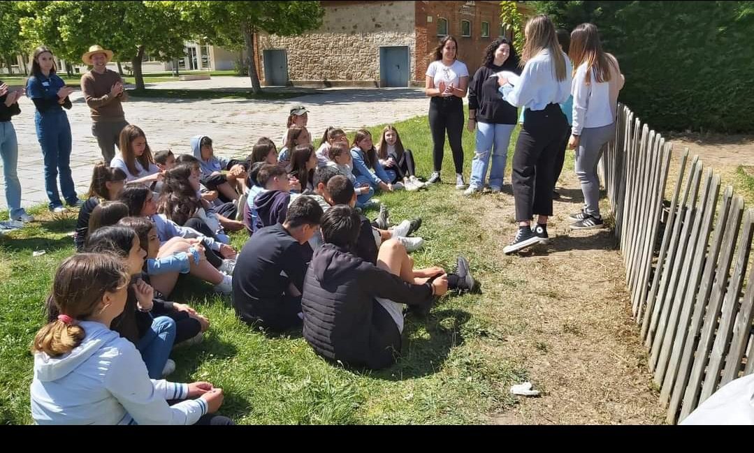Paolausal's tweet photo. Hicimos muchas actividades en el huerto del campus, incluso un pasapalabra para afianzar conceptos relacionados con la temática del huerto.
#Primaria3EUMZA #RecursosCCSS #DCSUVA https://t.co/04Oy4SrjDE