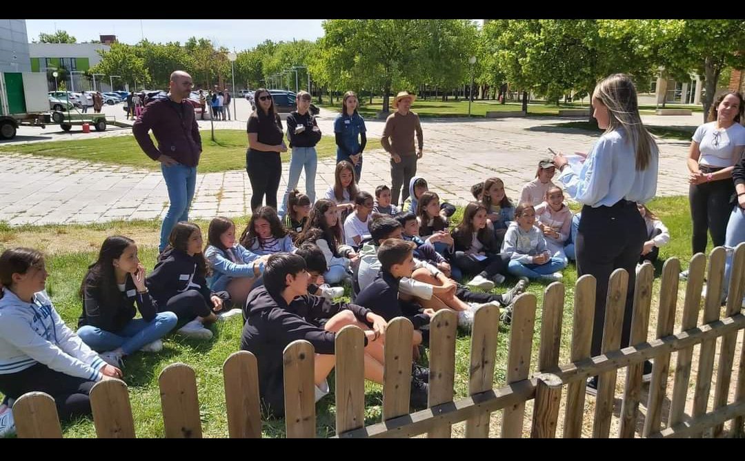 Paolausal's tweet photo. Hicimos muchas actividades en el huerto del campus, incluso un pasapalabra para afianzar conceptos relacionados con la temática del huerto.
#Primaria3EUMZA #RecursosCCSS #DCSUVA https://t.co/04Oy4SrjDE