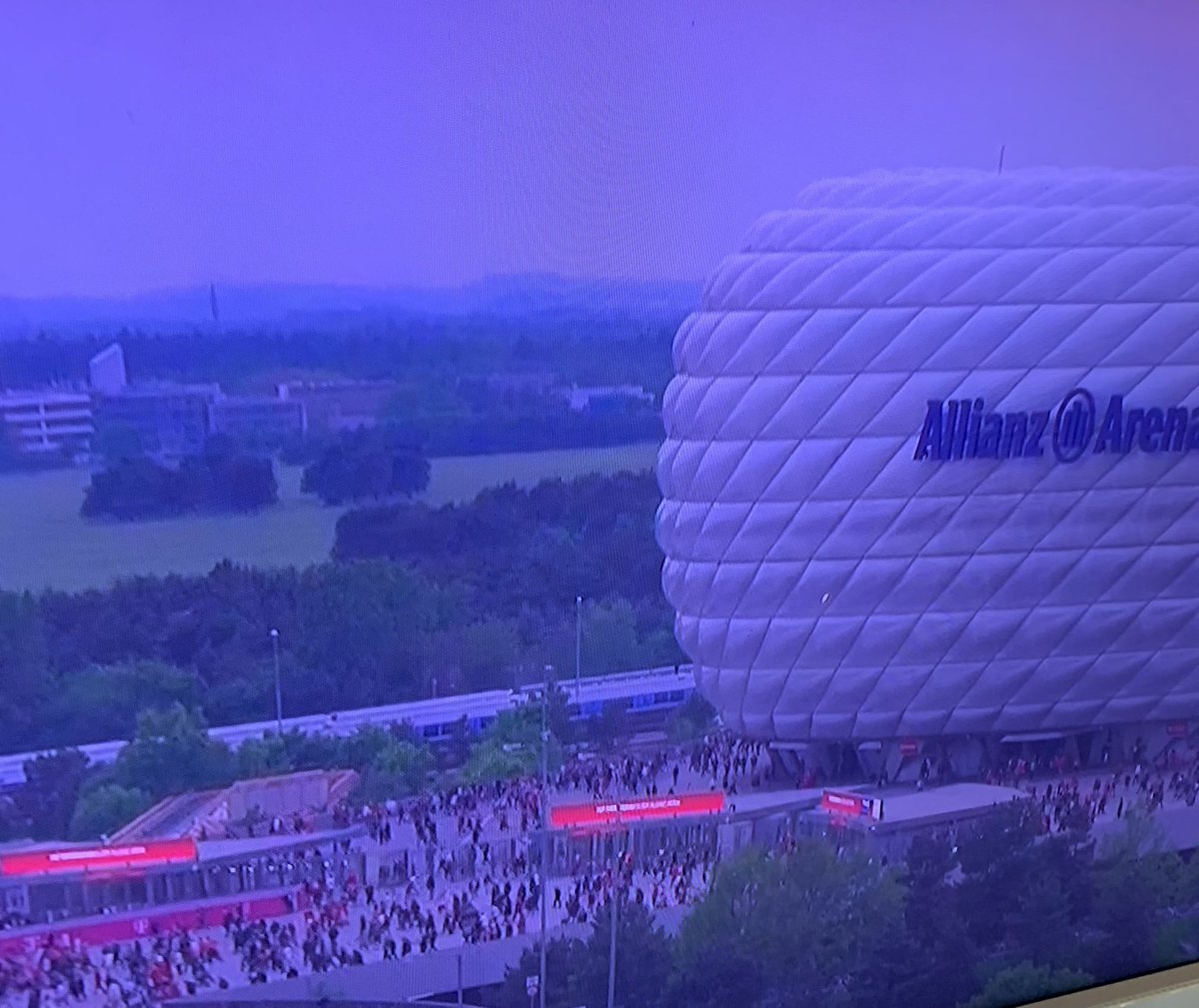 Insidemunchen's tweet photo. Wir sind Bayern und ihr nicht.

Nehme dieses Titellose Jahr so gerne in Kauf um endlich ein paar dieser Erfolgsverwöhnten Eventies loszuwerden. Südkurve war heute Top, auch nach dem Spiel, die Leute die früher gegangen sind können sich gerne verpissen &amp; nie wieder kommen https://t.co/WuXsGn8wYg