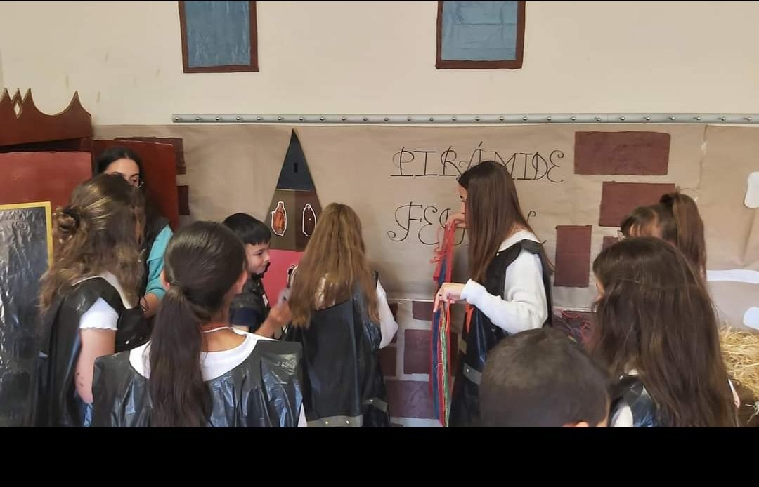 Paolausal's tweet photo. El pasado miércoles 17 tuvimos la visita de los escolares. Aquí podemos ver como estaban aprendiendo las diferencias entre estamentos sociales.
#RecursosCCSS #DCSUVA #Primaria3EUMZA https://t.co/dR6oGLYvY7