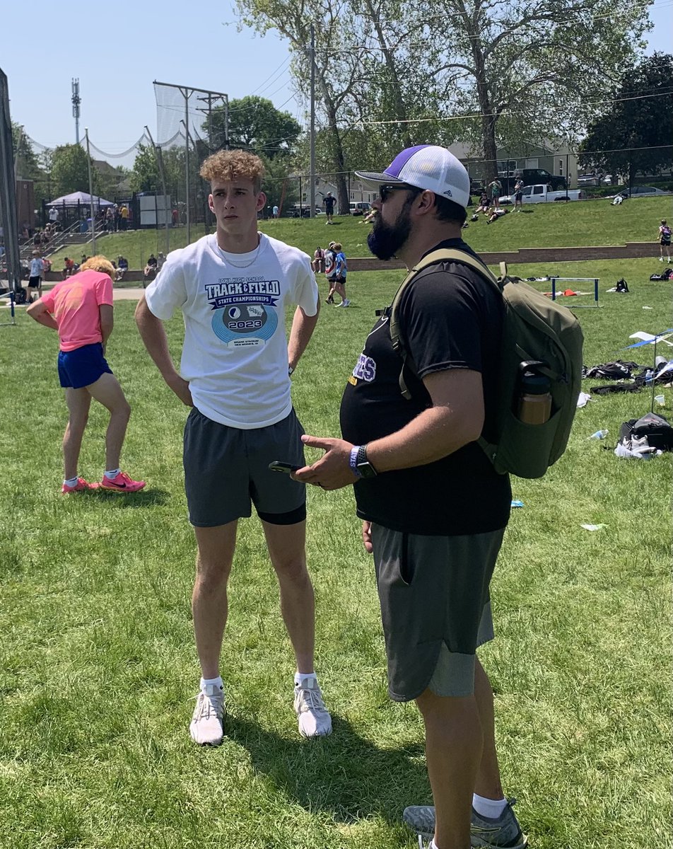 Last few words before the 200m ⁦<a href="/BraydonOsborn5/">BraydonOsborn</a>⁩ good luck see you at the finish! ⁦<a href="/AlburnettSports/">Alburnett Athletics</a>⁩ ⁦<a href="/AlbBoosterClub/">Alburnett Athletic Booster Club</a>⁩ ⁦<a href="/AlbBoosterClub/">Alburnett Athletic Booster Club</a>⁩