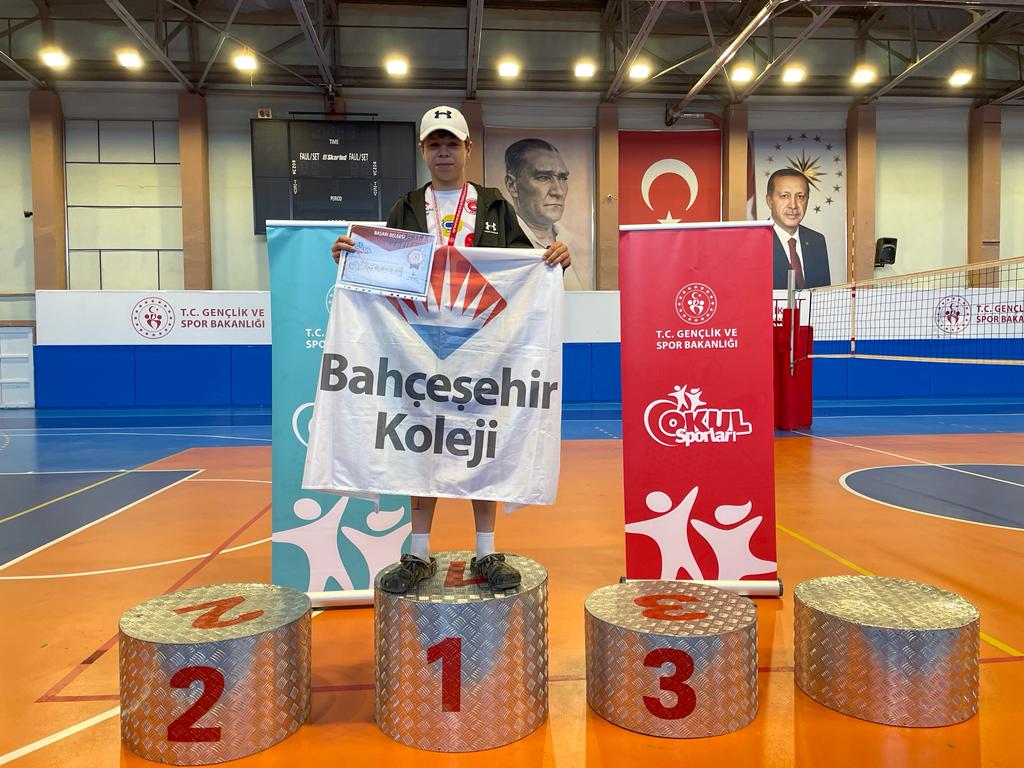 bk_cayyolu's tweet photo. 🥇20 Mayıs/Nevşehir 2022-2023 Modern Pentatlon Yıldız Erkekler Türkiye Birinciliği yarışlarında okulumuzu başarıyla temsil ederek Türkiye https://t.co/UgfAntfixT olan 7.sınıf öğrencimiz Berker Deveci’yi tebrik eder, başarılarının devamını dileriz.👏🏆

#bahcesehirkoleji https://t.co/uzg17Grm0r