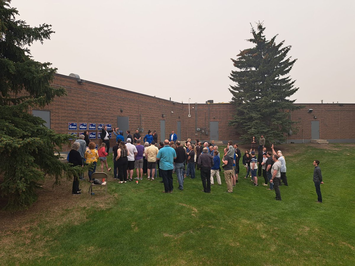 Shockingly tiny crowd for @ABDanielleSmith and two incumbent UCP MLAs - including a former minister - in Sherwood Park on a Saturday morning. #ableg #shpk #strathco