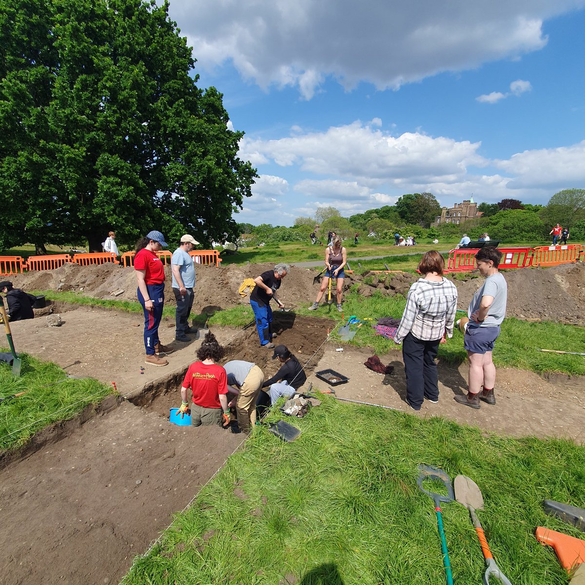 MatthewPope's tweet photo. London #archaeology doesn't come much more colourful and verdant. So good to see @UCLarchaeology and @ArchSouthEast digging into our home city. The dig runs for 2 more weeks. #GreenwichArch23 https://t.co/J8iDwhzOfN