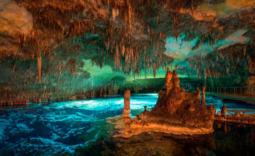 AutosVima's tweet photo. These are the amazing Drac Caves in Porto Cristo! It's a magical experience where the centre of attention is the beautiful lake where your visit is accompanied with an orchestra!
#lake #caves #mallorca #vacation #portocristo #vima #rentacar
https://t.co/I8Dsz4zYmQ https://t.co/UAB7E9l2Ov