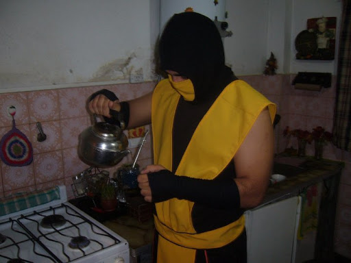 🇦🇷 Un guiño a los Argentinos 

Ed Boon, uno de los creadores de Mortal Kombat,  incluyó una pava, un termo y un mate junto al personaje de Scorpion. ¿Por qué hizo esto? En el año 2005 un fanático argentino del videojuego posó disfrazado del emblemático personaje tomando mate y