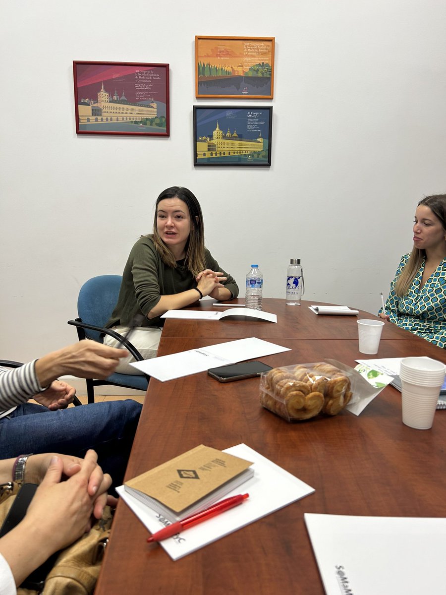 Hoy en la sede de <a href="/somamfyc/">SoMaMFyC</a> nuestra “casa”, reunión d parte d <a href="/MujerSomamfyc/">Gdtmujersomamfyc</a> con bienvenida a 2 nuevas componentes una R3 <a href="/Doudoudoudoudot/">Laura Lara</a> y una R1, es alentador q nuev@s <a href="/resisdemadrid/">Vocalía Residentes y JMF</a> se incorporen a los Grupos de Trabajo, la #MFyC tiene futuro y ell@s lo construyen