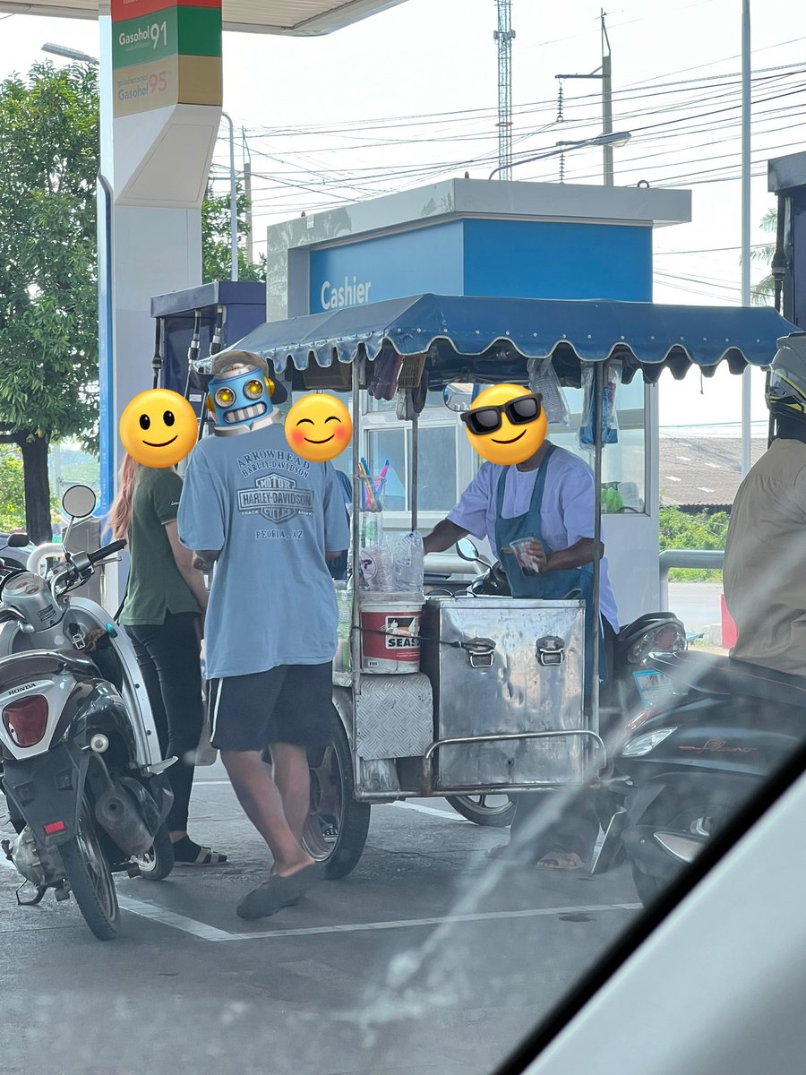 ชะตาเศรษฐี จอดเติมน้ำมันเฉย ๆ ก็มีคนเอาตังค์มาให้ ละคนเข้าไปรุมซื้อชาปั่นไข่มุกลุงแกยังกะดารา ปั๊มแตก บีก็ทำไม่ได้ คริสอย่าหวัง ไปต้มไข่มุกให้นุ่มเหมือนลุงก่อน /นั่งดูดมองอยู่บนรถ