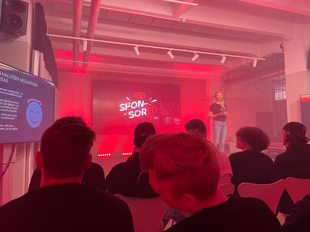 Kaupallinen yhteistyö: ED

Saatiin <a href="/EDenergiajuoma/">ED Energy Drink</a> sponsoroimaan meiän joukkuetta Exen Akatemiaa, tosi huikeeta 😎✌🏽💎! Huippua oli kuunnella näiden ammattilaisten Mia Stellberg, Misme Halonen ja Toni Luhtapuro puheet #esportsfi #EDsponsored #esportsfi