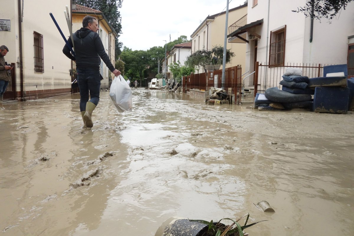 RegioneER's tweet image. ⛈️Alluvione: oltre 36.600 le persone sfollate, 27.700 solo nel ravennate
4.963 ospitate nelle strutture d’accoglienza. Prosegue h24 l'assistenza alla popolazione. 
Domani ancora allerta rossa e arancione su gran parte del territorio
👉regioneer.it/alluvione20mag…
@DPCgov