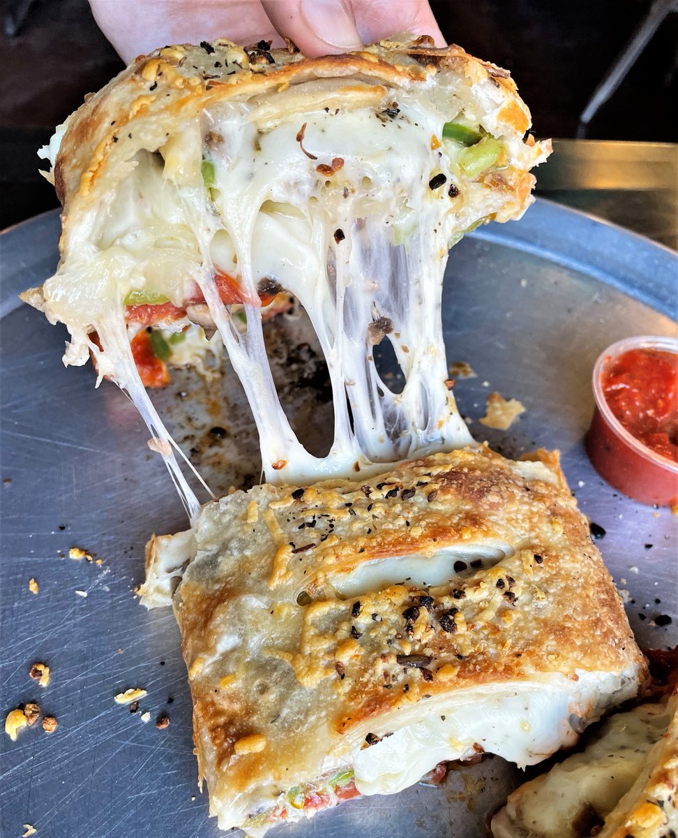 UpperCrustPizza's tweet image. Our cheese pulls are like love at first bite. 

#Bostonfoodies #Bostoneater #Bostonrestaurants #Pizzatime #CheesePull #Calzone