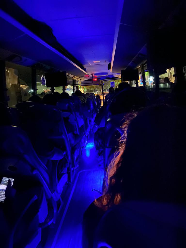 Dün gece San Francisco’dan otobüsle yola çıkan arkadaşlarımız 7 saatlik yoldan sonra Los Angeles’a vardılar. Oylarını birazdan kullanacaklar.

Mahallesindeki okulda oy kullanmaya gitmeyen yaklaşık 7 milyon seçmen bu çabayı biraz takdir edin, biraz kendinize örnek alın..