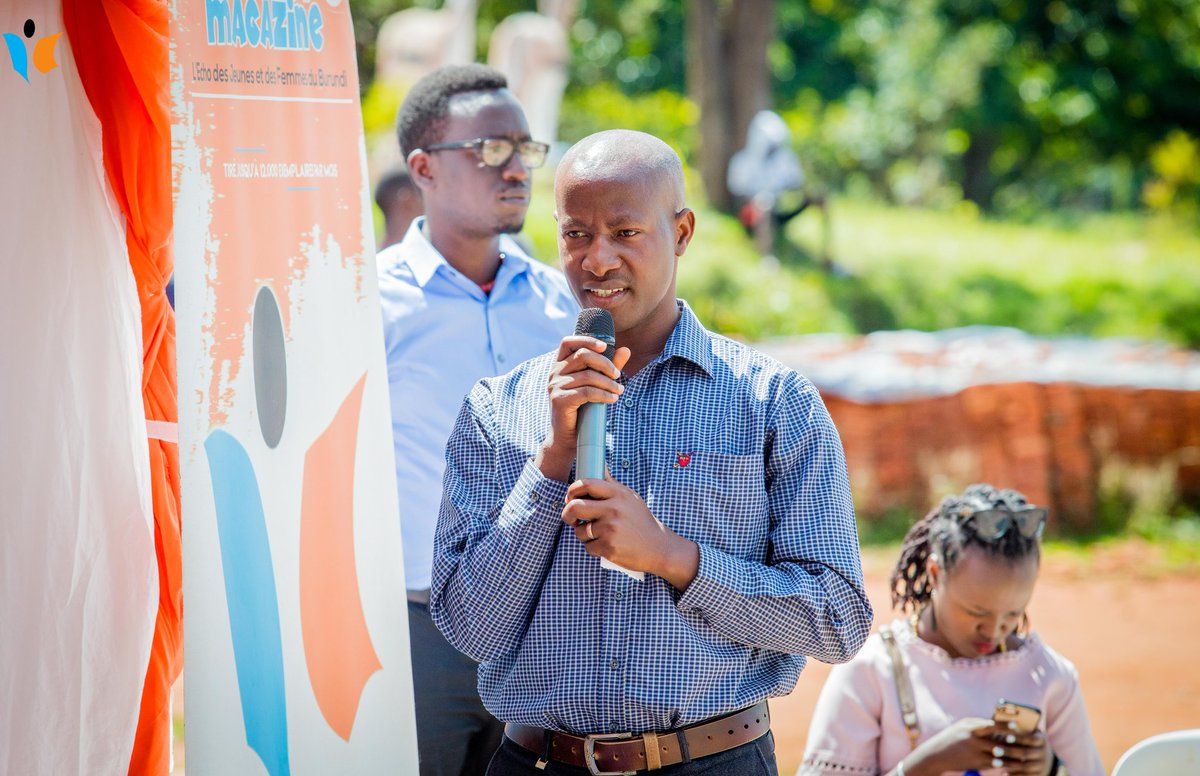 MagazineJimbere's tweet image. ✏️ Niyoyitunga Richard, Directeur technique de l’#ETSA apprécie cette initiative de découvrir des #talents cachés surtout chez les #jeunes: "L’#art visuel est l’un des canaux de transmission de messages qu'il faut encore exploiter et promouvoir au #Burundi"

#Nciragace #Artwork