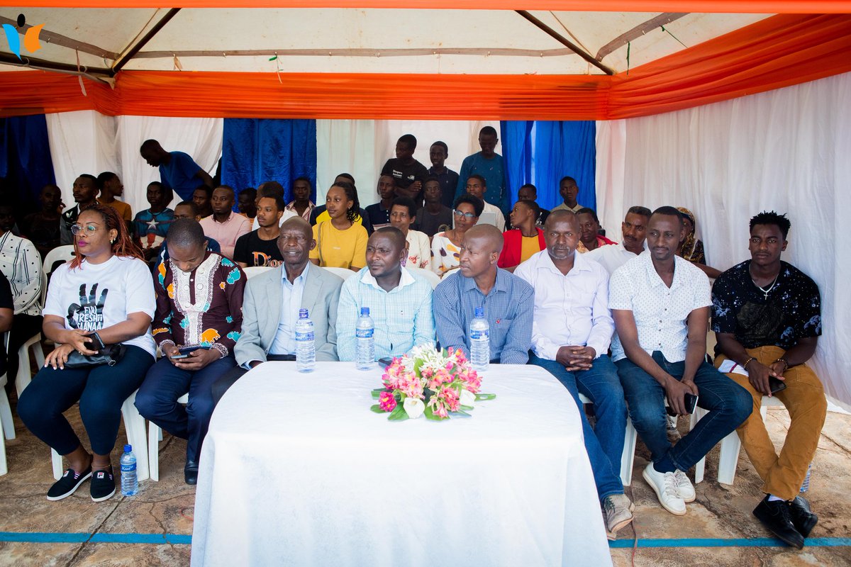 MagazineJimbere's tweet image. ✏️ Niyoyitunga Richard, Directeur technique de l’#ETSA apprécie cette initiative de découvrir des #talents cachés surtout chez les #jeunes: "L’#art visuel est l’un des canaux de transmission de messages qu'il faut encore exploiter et promouvoir au #Burundi"

#Nciragace #Artwork