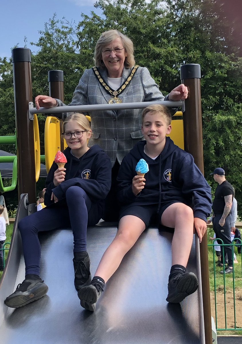 Thanks to pupils from Hillhouse Primary School, #WalthamAbbey for help in officially opening the new Ninefields Play Area yesterday. My last official role as @EFDCChairman. Going on the number of families present it is obviously going to be well used.