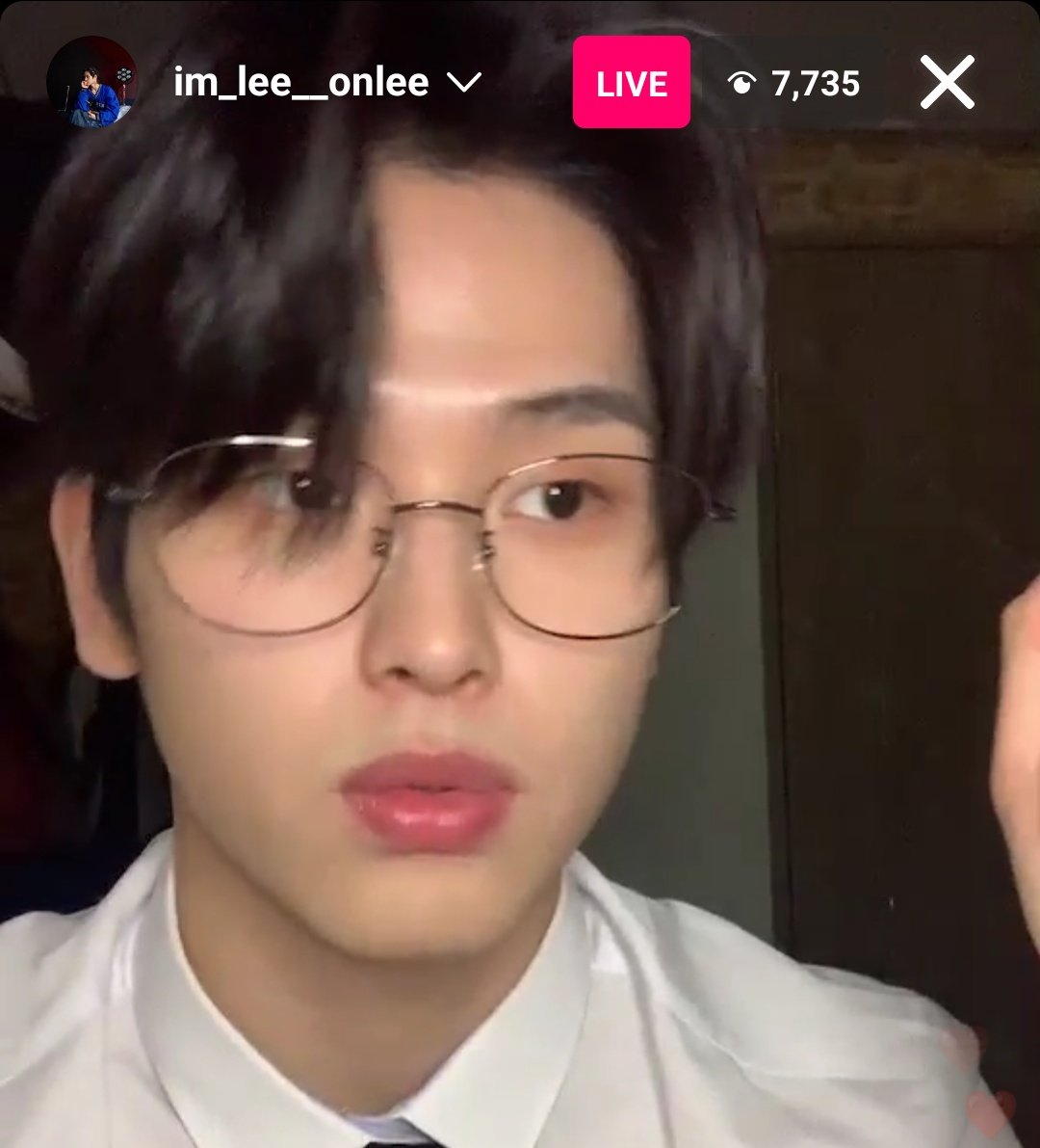 Who allowed Seunghwan to look like this?!? The specs look amazing on him!