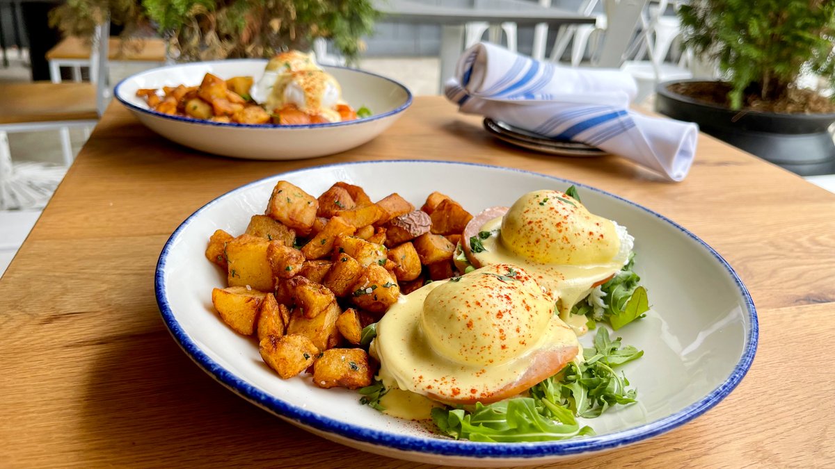 It's a beautiful day for brunch on the patio 😋☀️ Enjoy some Eggs Benedict and bottomless mimosas for 1.5 hours for $18! 

#landandlakeaville #andersonvillechicago #chicagobrunch #mimosabrunch #bottomlessmimosas #eggsbenedict