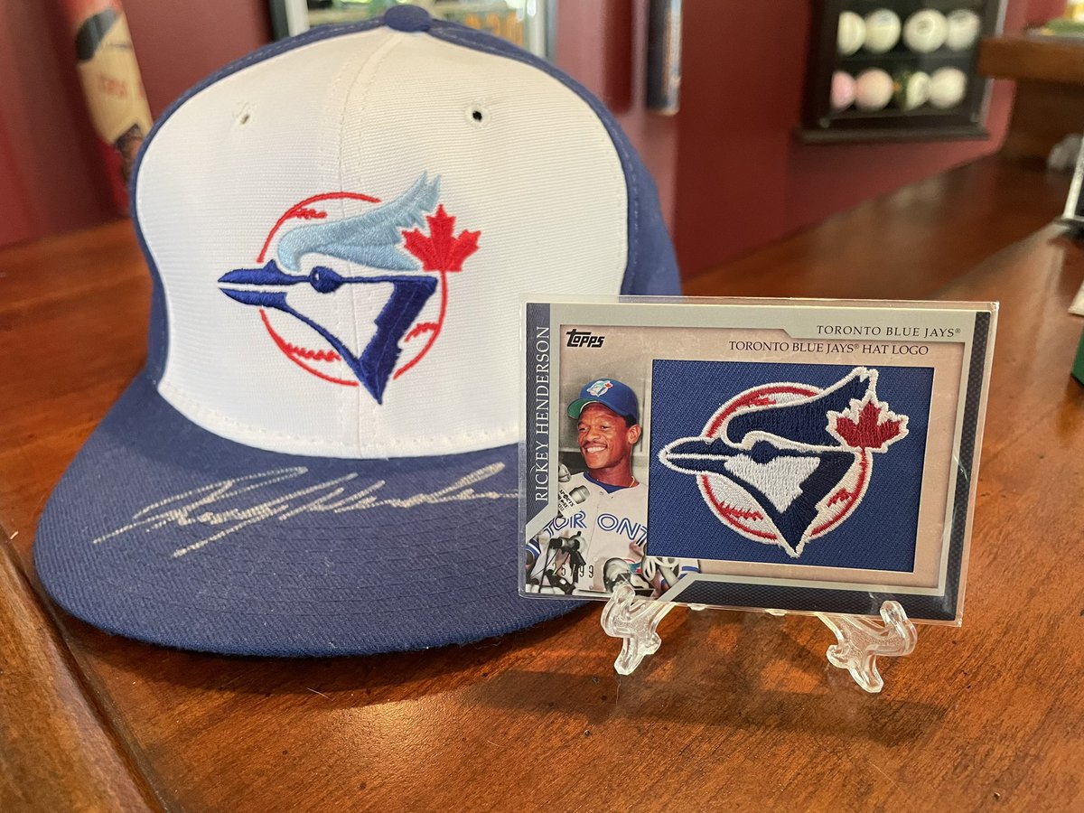 Happy Saturday! To honor my wife’s heritage and #rickeyhenderson of course! This @Topps 2010 @BlueJays hat logo along with an #auto #BlueJays hat!! #thehobby #tradingcards #baseballcards @CardPurchaser 🔥🔥