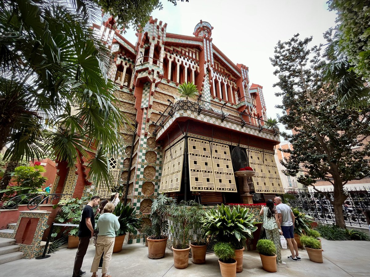 singularia_blog's tweet photo. 🏛️🌻 Esa emoción de cuando el primer cliente confía en ti es lo que sintió #Gaudí en 1883. Entonces, Manel Vicens le encargó su casa de veraneo en #Gràcia, y el resultado es una joyita hoy visitable: la @Casa_Vicens.
#VisitBarcelona | #BCNTB | #VistBCNTB | #EdificiosSingulares https://t.co/7vUFVmMmD3