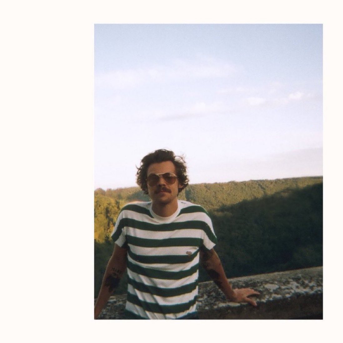 harrystyles_mty's tweet photo. “Un año de Harry’s House. Nunca he sido más feliz que haciendo este álbum, gracias por todo”. 🏡🤍

Harry vía Instragram. https://t.co/EYmfaChC6p
