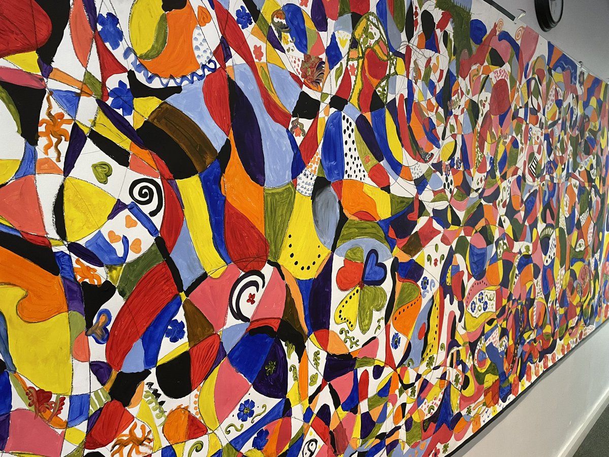 EtnsMidleton's tweet photo. Not only can you see the schools contribution but there are art pieces up and down the main street as well as this magnificent piece by our Ukrainian friends in Trabolgan. #secad #midletonartsfestival2023 #trabolgan https://t.co/fM7dy1sfo1