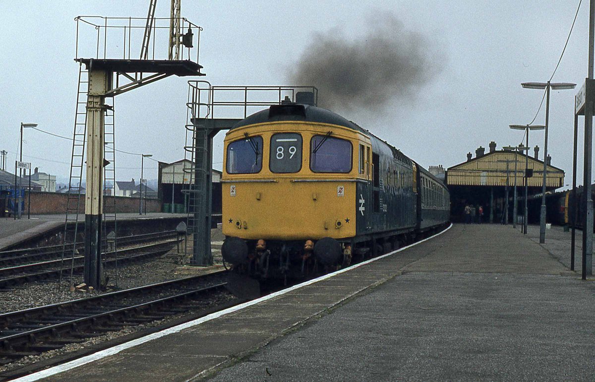 Crompton of the week.  33032 is in a hurry to get out of Salisbury on 4th May 1982. #Class33 #BRblue #Britishrail