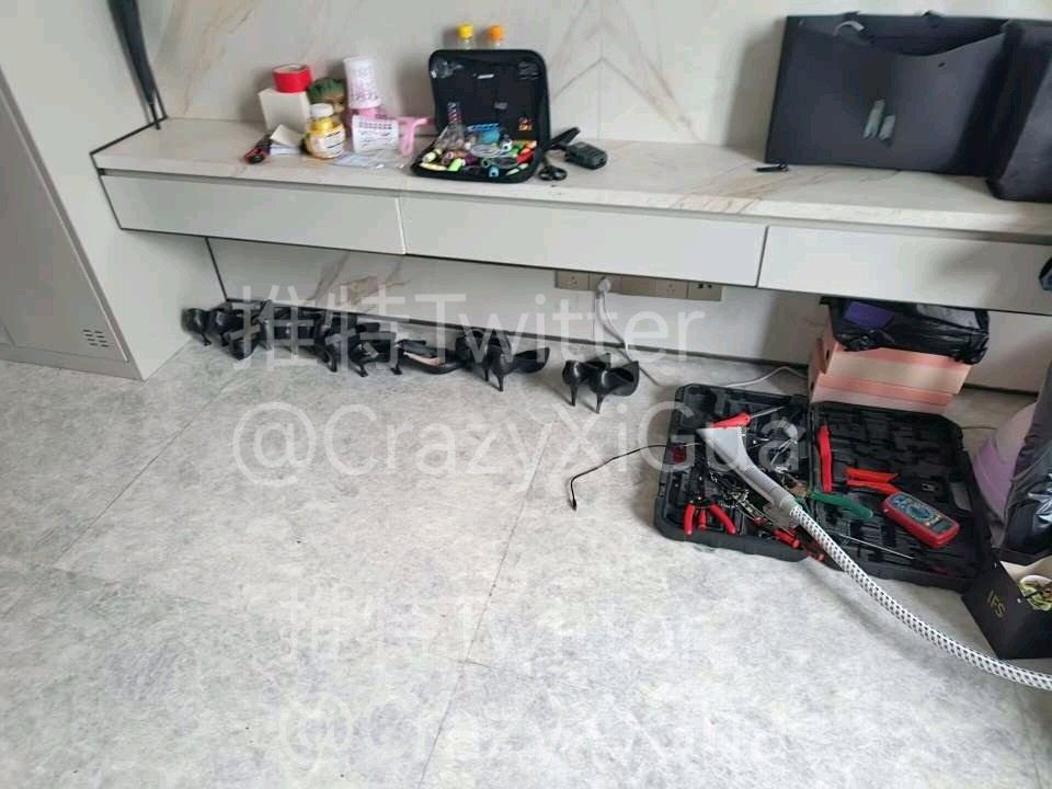 继续更衣室细节图，各种凌乱的高跟和黑丝，都是最原始的劳动的味道！#玩丝 #更衣室 https://t.co/WYz8C6xEiv