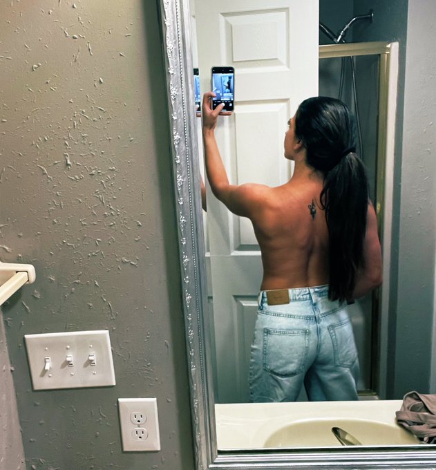 Shower with me? https://t.co/r9tpEx6zu2