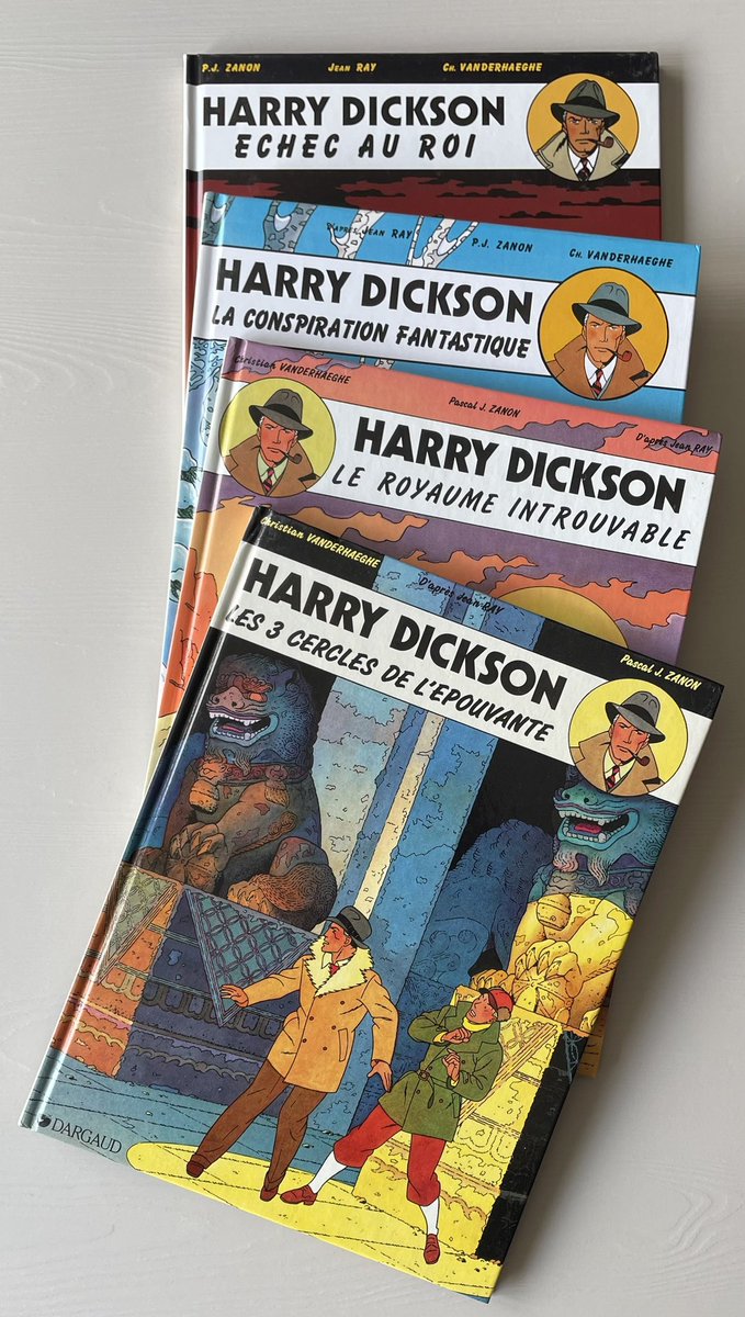 3gr3S_S3rg3's tweet photo. Double réception ce jour 👍🏼

#packaging emballage cadeau 
(Si si il a osé🙄) pr
-Cahiers de Théodore Poussin 
Aro Satoe 3/3
#FrankLeGall @EditionsDupuis 
Harry Dickson 
Tome 3,4,6,7 #PZanon, #JRay,#ChVanderhaeghe @EditionsDargaud 
Qd tu ouvres le 3eme c’est juste splendide 🤩😍 https://t.co/3e4g0g76Sq