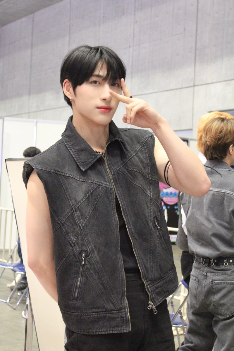 tv_life's tweet photo. 【KCON2023】JUST Bがバスキングで１Dをカバー！　米津玄師や「ドライフラワー」も＜潜入レポ／3日目／写真多数＞

#JUSTB #저스트비 @JUSTB_offcl_jp @JUSTB_Official @JUSTB_twt 
 #KCON #KCON2023JAPAN

▼記事・写真あり
https://t.co/8etMGj9SQL https://t.co/kF9XzgroW3