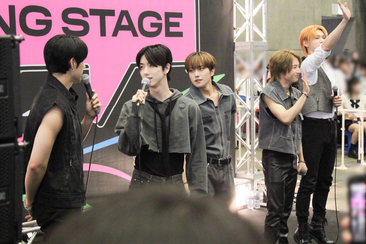 tv_life's tweet photo. 【KCON2023】JUST Bがバスキングで１Dをカバー！　米津玄師や「ドライフラワー」も＜潜入レポ／3日目／写真多数＞

#JUSTB #저스트비 @JUSTB_offcl_jp @JUSTB_Official @JUSTB_twt 
 #KCON #KCON2023JAPAN

▼記事・写真あり
https://t.co/8etMGj9SQL https://t.co/kF9XzgroW3