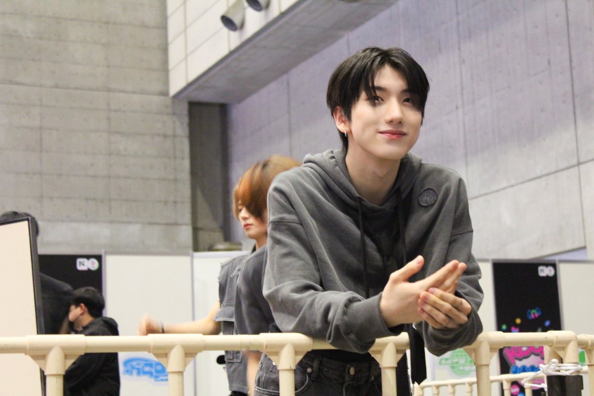 tv_life's tweet photo. 【KCON2023】JUST Bがバスキングで１Dをカバー！　米津玄師や「ドライフラワー」も＜潜入レポ／3日目／写真多数＞

#JUSTB #저스트비 @JUSTB_offcl_jp @JUSTB_Official @JUSTB_twt 
 #KCON #KCON2023JAPAN

▼記事・写真あり
https://t.co/8etMGj9SQL https://t.co/kF9XzgroW3