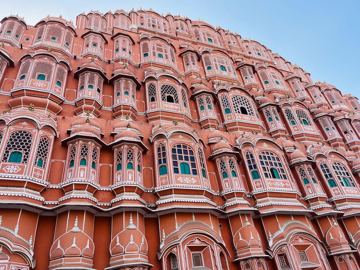 Exquisite architecture and rich #heritage #HawaMehal #Jaipur #India #palaces #Rajasthan #culture #ancientindia #rajputs