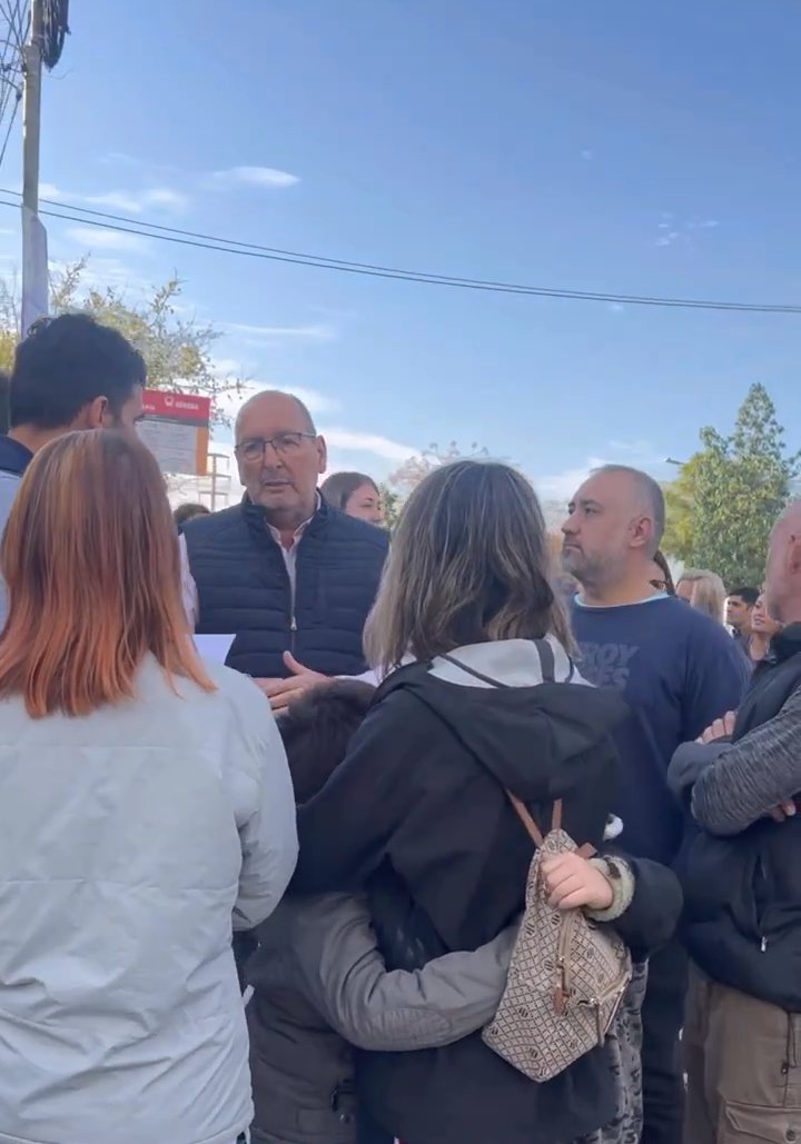 Cómo vecina de Guaymallén quiero agradecerle a todos los precandidatos a Intendentes (sin importar color político) por lograr algo impensado en 8 años de gestión.
Marcelino salió a la calle a hablar con vecinos!! 
¡No volaron vacas,es época de elecciones!