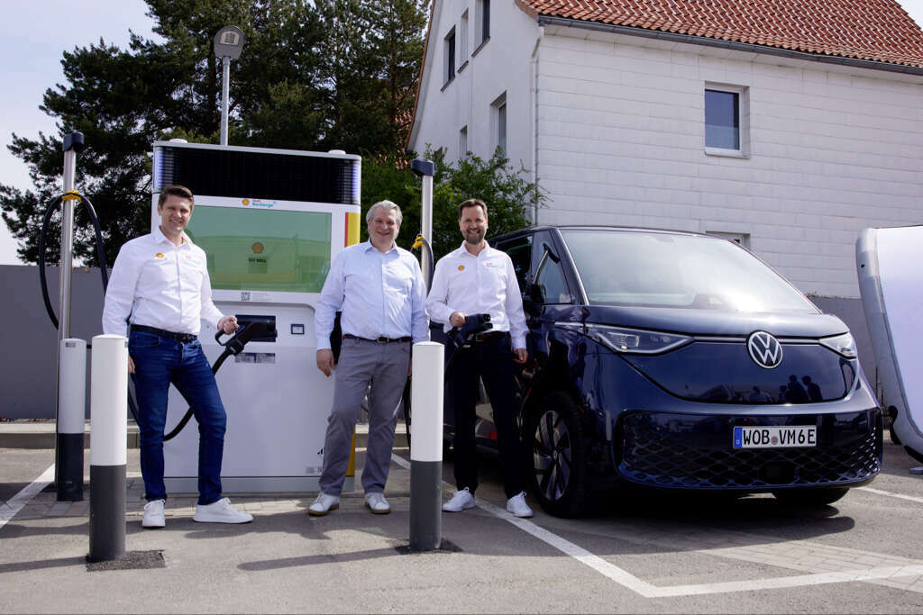 Kabul edelim; Bu bir elektrik meselesi.🙂
Shell ve Volkswagen, elektrikli mobilite için şarj altyapısının genişletilmesinde ortaklaşa hareket ediyor.
Başarılı geçen testlerin ardından sıra kuruluma geldi.