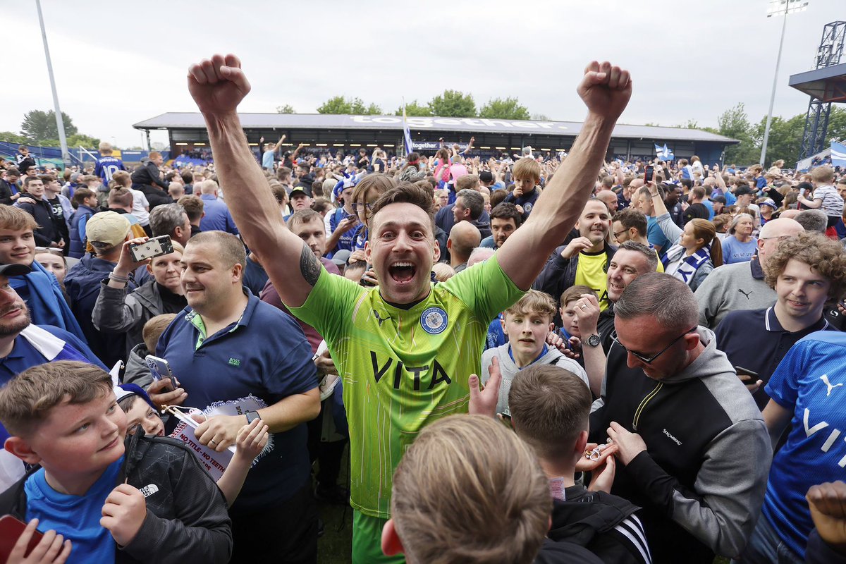 Ben Hinchliffe

34 years old. Non League Keeper his whole career

22/23 - First full season in #EFL

Loses his place to #LFC loanee Jaros

Wins his place back, keeps 17 clean sheets

Saves not 1, but 2 penalties in the Playoff Semi Final Shoot Out

Sends Stockport to Wembley 🫡🧤