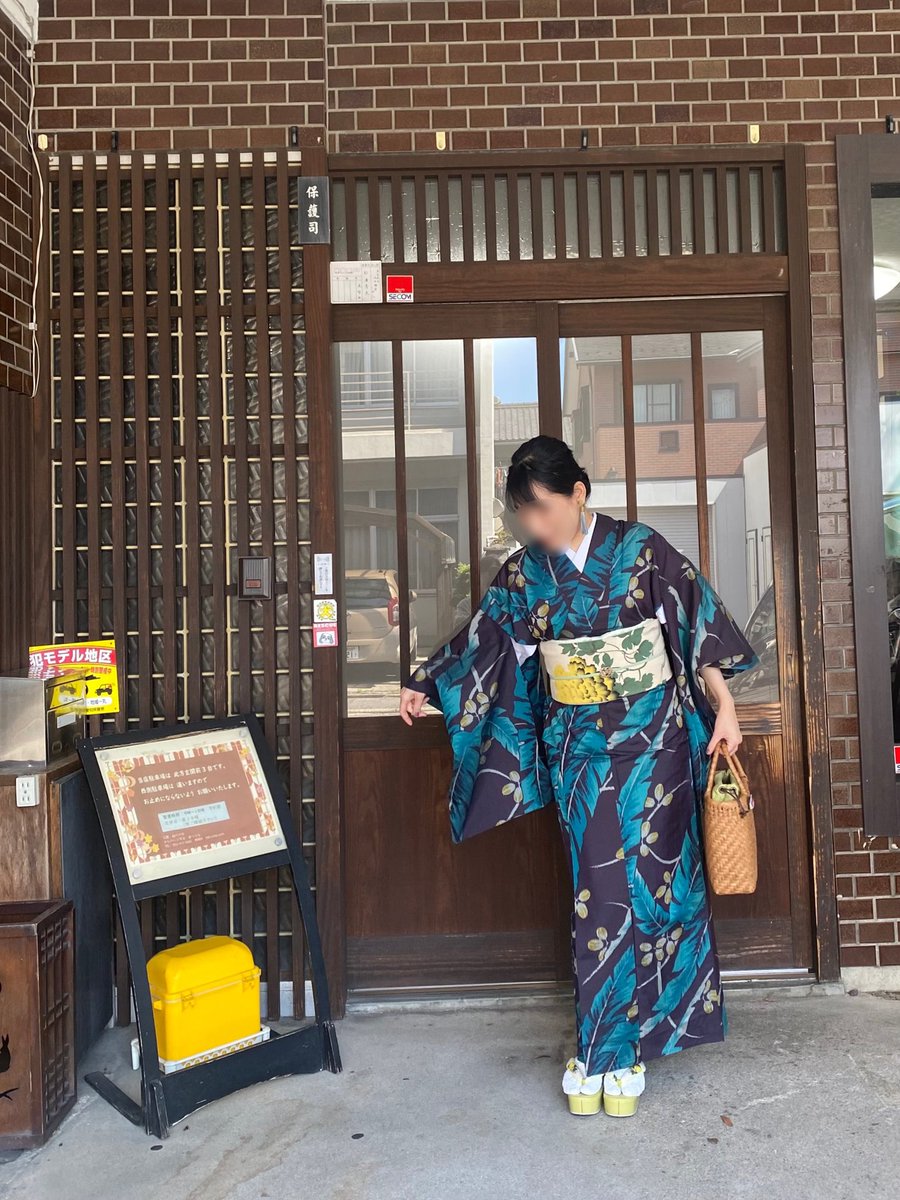 asanoha0125's tweet photo. 今日は、セオα反物を求めて、@GlYeNrrDE8m6FZj さんにご紹介いただいた、おべべやさん@obebeya1 へ🥰

某デパートセオはほぼ浴衣柄でしたが、おべべやさんは着物系セオに本気でしたよ...！

山のような反物から、厳選して厳選して1本を選びました✌️さて、どちらにしたでしょう？（両方欲しかった...） https://t.co/mA3gedPgys