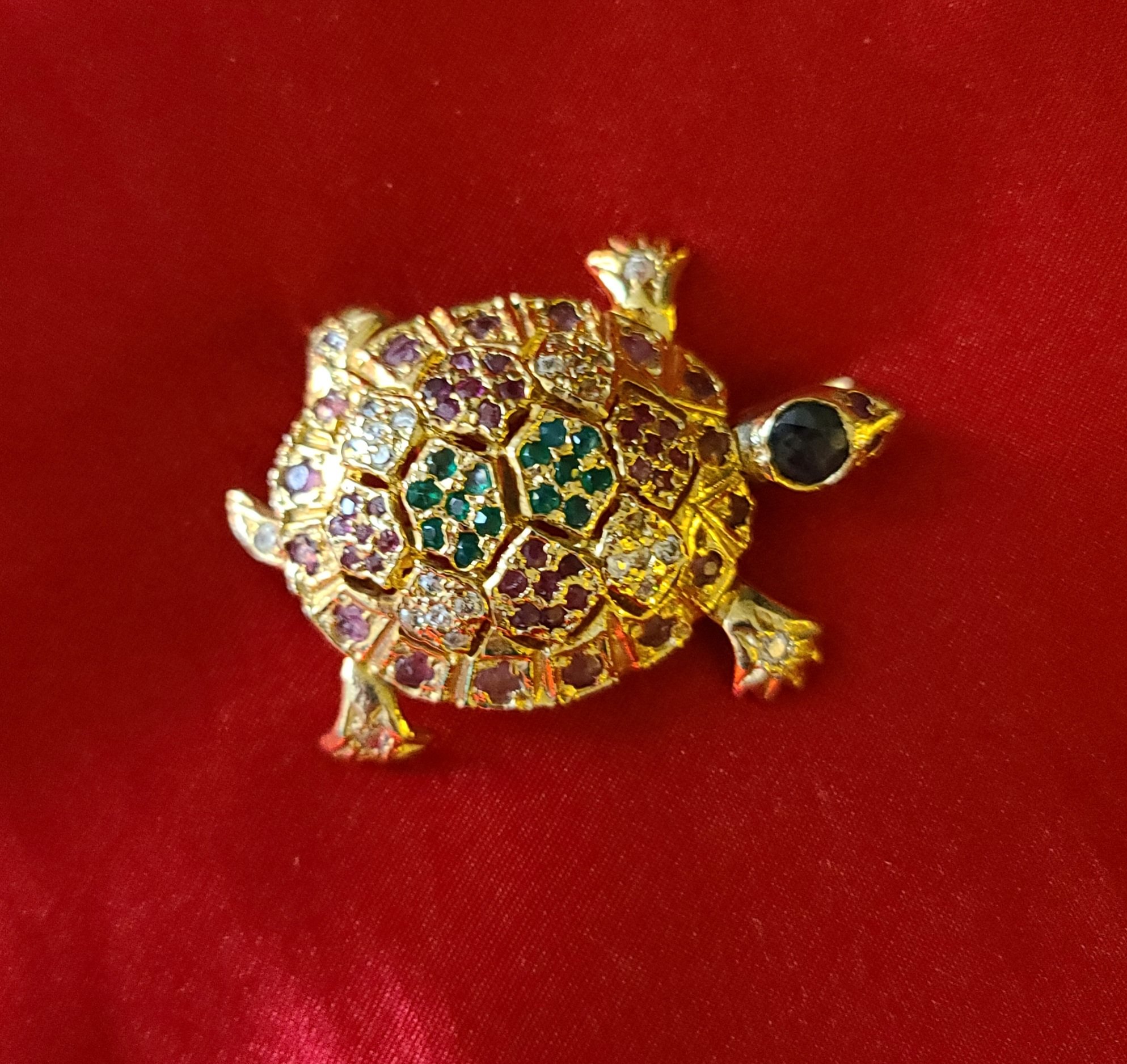 Jill wine shop banks brooch