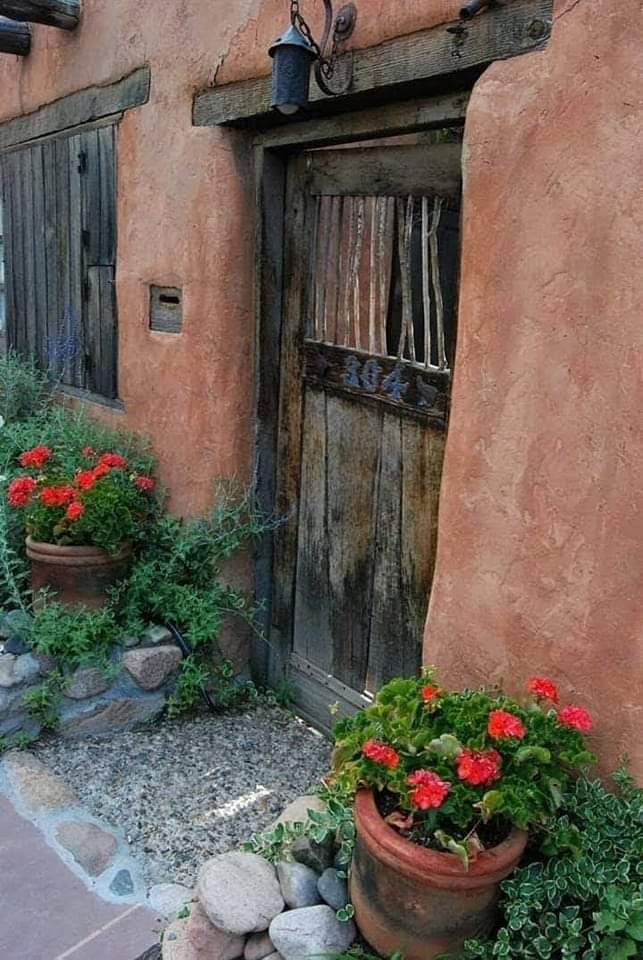 Eskiden evler ırak, insanlar yakındı birbirine.
Şimdi kapı kapıya açılıyor, insanlar ırak birbirine…