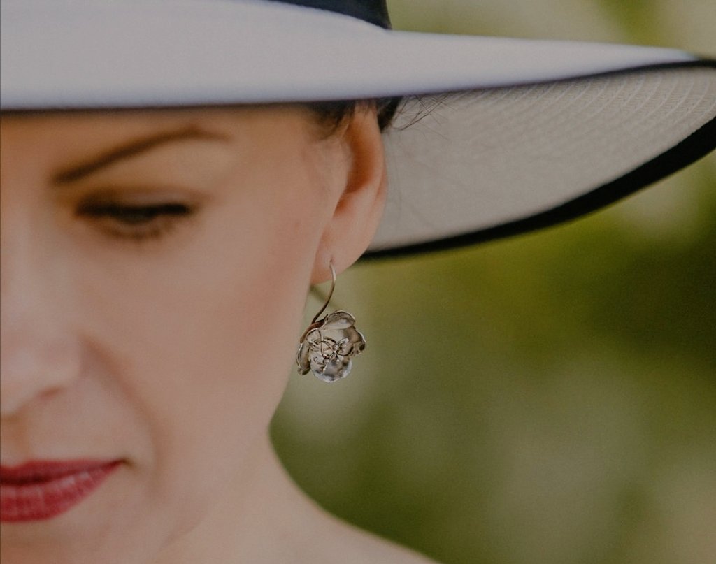 Ginga_Stone's tweet image. 🌸 Embrace Spring's Romantic Beauty with Flower Jewelry! 🌺💕

Capture love's essence with flower jewelry. Each petal carries timeless devotion, adorning you with blooming beauty. 🌷💖✨

gingastone.com/products/apple…

#SpringRomance #FlowerJewelry #BlossomingLove