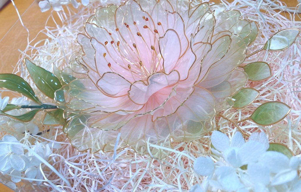 mocha_floresta's tweet photo. B品プレゼント企画🎁デザフェス記念
▪️牡丹の髪飾り（大）お1人様プレゼント
ワイヤーと樹脂で作るディップアートの髪飾り。葉っぱは1つ付属します。
▪️5/23  23:59締切
▪️このツイートをRTで応募完了
▪️海外サイトで抽選しツイートで発表後当選者さまにDMいたします
明日デザフェス参加楽しみます♡ https://t.co/PC7nM8EY1d