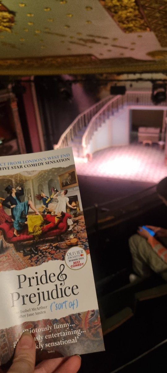TheatreFanaticc's tweet photo. So happy to be back watching @pandpsortof again. Such an amazing show and incredibly talented cast 🍍🦔 https://t.co/kpylpUn0qY