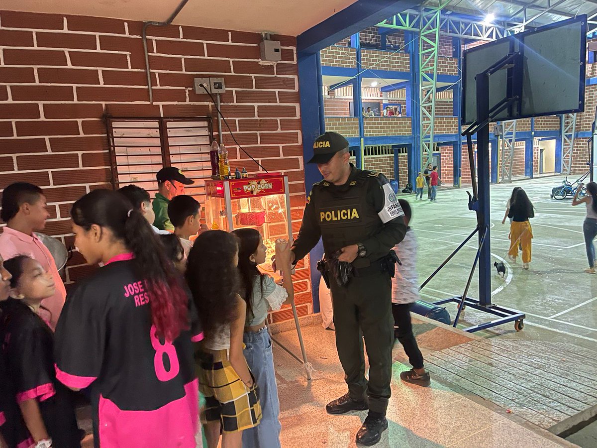 Policiantioquia's tweet photo. En #Ituango compartimos emociones con comunidades de veredas cercanas, más de 600 niños, niñas y adolescentes participaron en los juegos.

Sensibilizamos sobre el reclutamiento forzado. Además, ¡sorteamos 2 bicicletas como cierre del evento! #DiosYPatria @Alcaldiaituango https://t.co/D8y96WP01q