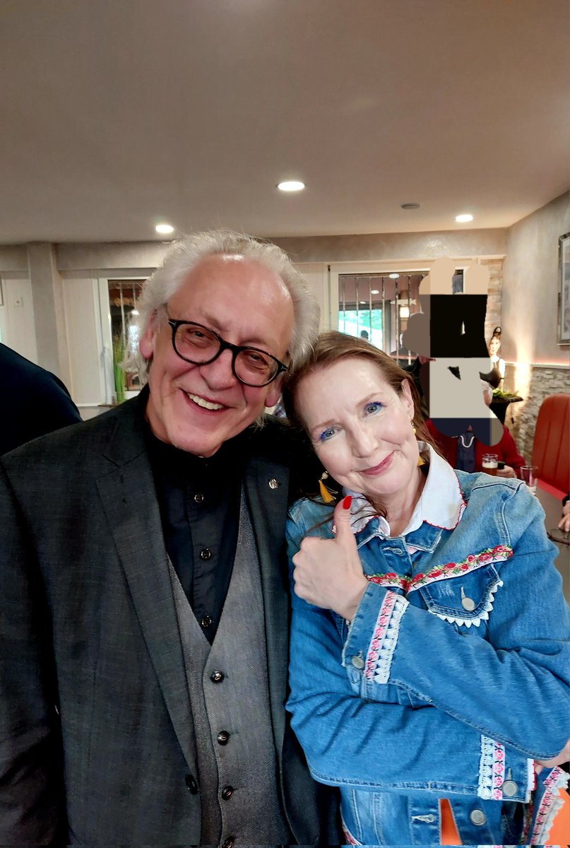 AndreaKraljic's tweet photo. Habe mich sehr darüber gefreut,  dsss #MartinRenner noch Zeit für ein Photo hatte. Ein ganz toller Typ. Unaufgeregt und geerdet.
💙💙💙💙💙💙💙💙💙 https://t.co/sUjJD6Yuro