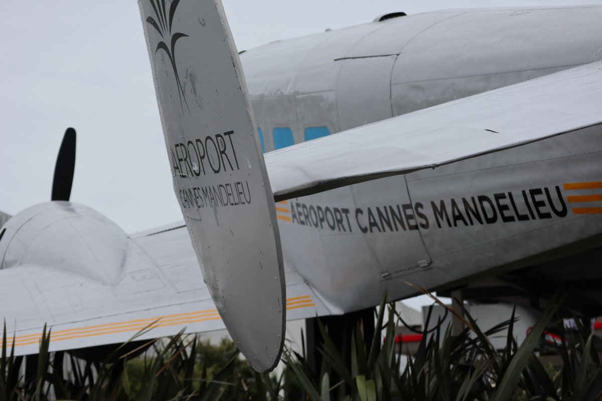 En plein #FestivaldeCannes2023, les activistes de #ExtinctionRebellion <a href="/AnvCop21/">ANV-COP21</a> <a href="/attac_fr/">Attac France</a> ont introduit sur le tarmac de l'aéroport de #Cannes-Mandelieu des voitures télécommandées munies de fumigènes barrant ainsi la route à un jet privé s'apprêtant à décoller 🛬

#Cannes2023