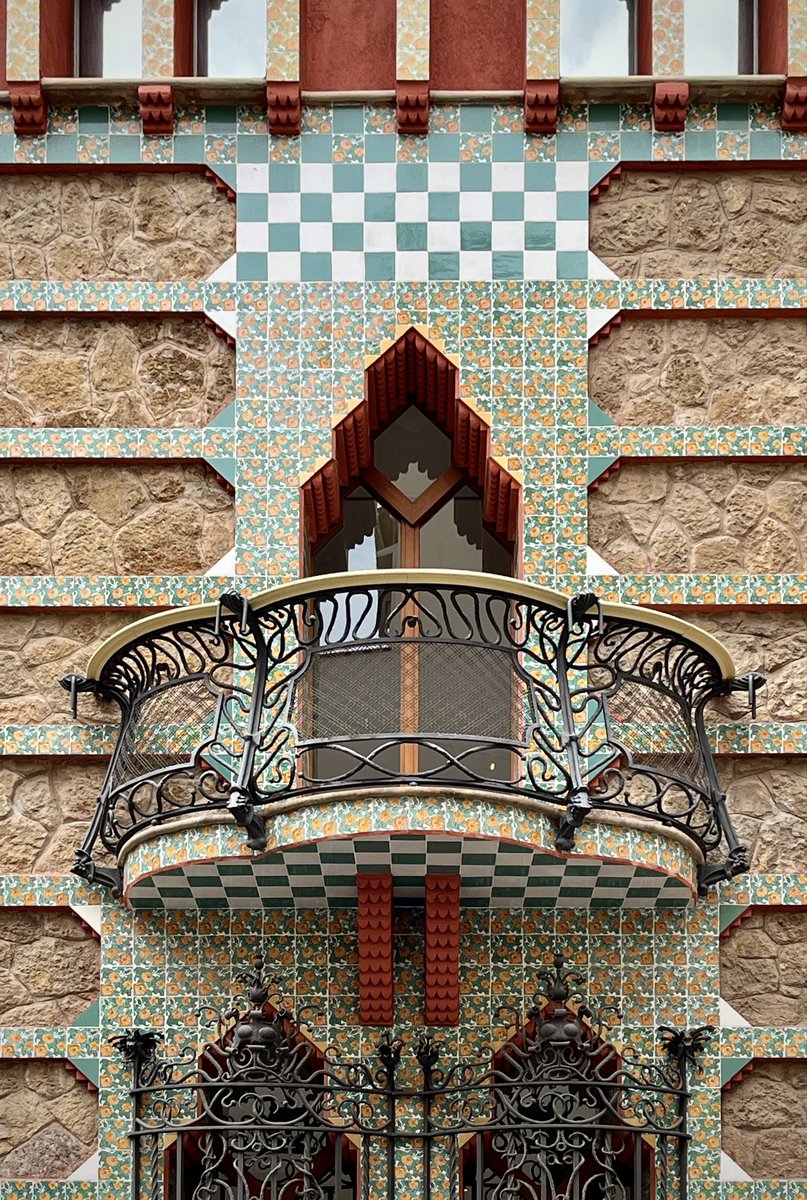 singularia_blog's tweet photo. —«La casa es la pequeña nación de la familia», decía #Gaudí.
🌺 Y, en la @Casa_Vicens, despliega una nación preciosa que mezcla inspiración oriental y naturaleza para, de paso, inaugurar el #Modernismo en #Barcelona.
#VisitBarcelona | #BCNTB | #VistBCNTB | #EdificiosSingulares https://t.co/R0QihXpFw9