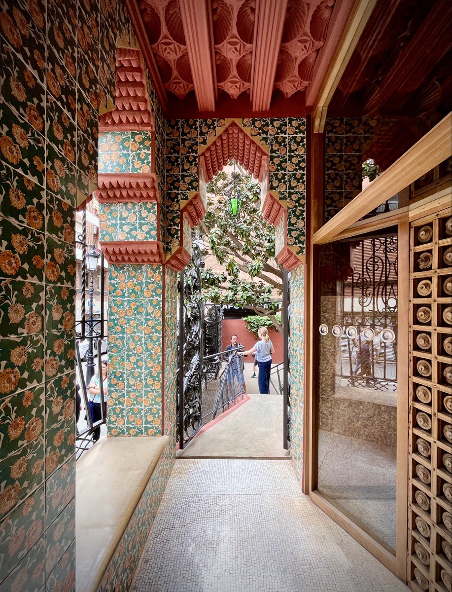singularia_blog's tweet photo. —«La casa es la pequeña nación de la familia», decía #Gaudí.
🌺 Y, en la @Casa_Vicens, despliega una nación preciosa que mezcla inspiración oriental y naturaleza para, de paso, inaugurar el #Modernismo en #Barcelona.
#VisitBarcelona | #BCNTB | #VistBCNTB | #EdificiosSingulares https://t.co/R0QihXpFw9