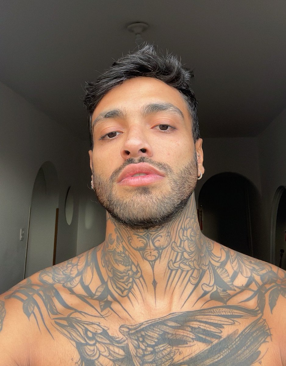 Paranoiaviva on Twitter: “Sendo gostoso de rosto”